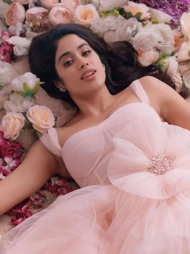 पिंक गाउन में प्रिंसेस से कम नहीं लग रही हैं Janhvi Kapoor, देखें तस्वीरें