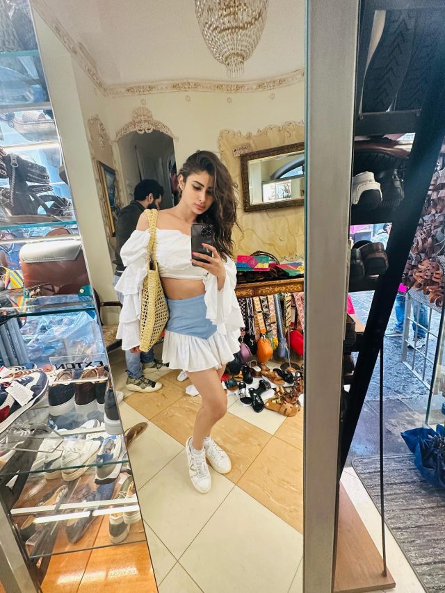 इटली वेकेशन में एन्जॉय कर रही हैं Mouni Roy, सामने आईं खूबसूरत तस्वीरें