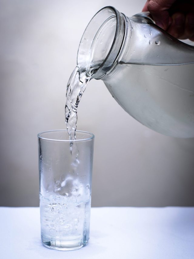 सर्दियों मे सेहतमंद रहने के लिए कितना पानी पीना चाहिए ?
