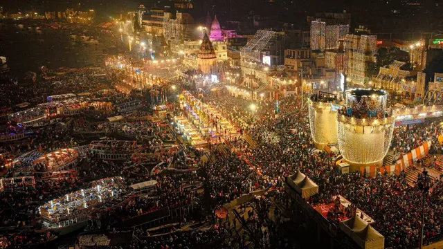 कार्तिक पूर्णिमा: यूपी में गंगा-सरयू में लाखों ने लगाई आस्था की डुबकी, 25 लाख दीयों से जगमगाई काशी